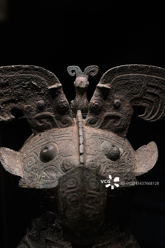 河南博物院藏殷墟妇好墓出土青铜鸮尊图片素材