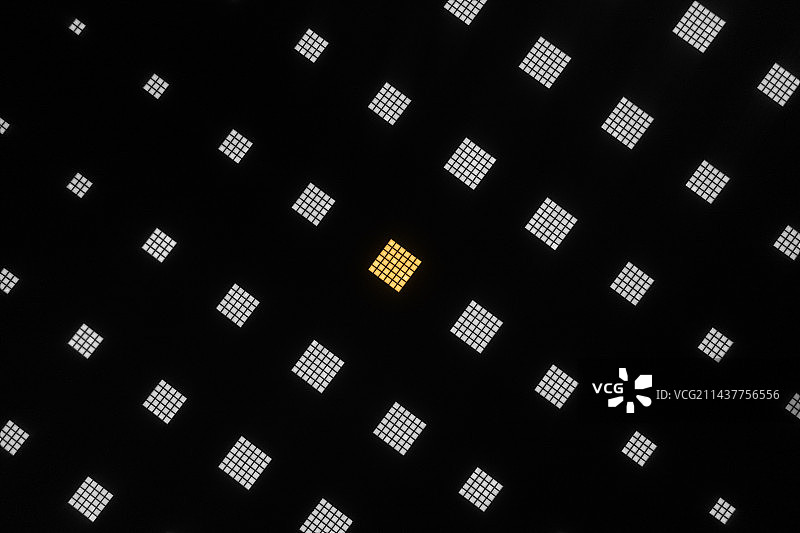 黑色背景下照明设备的低角度视图图片素材