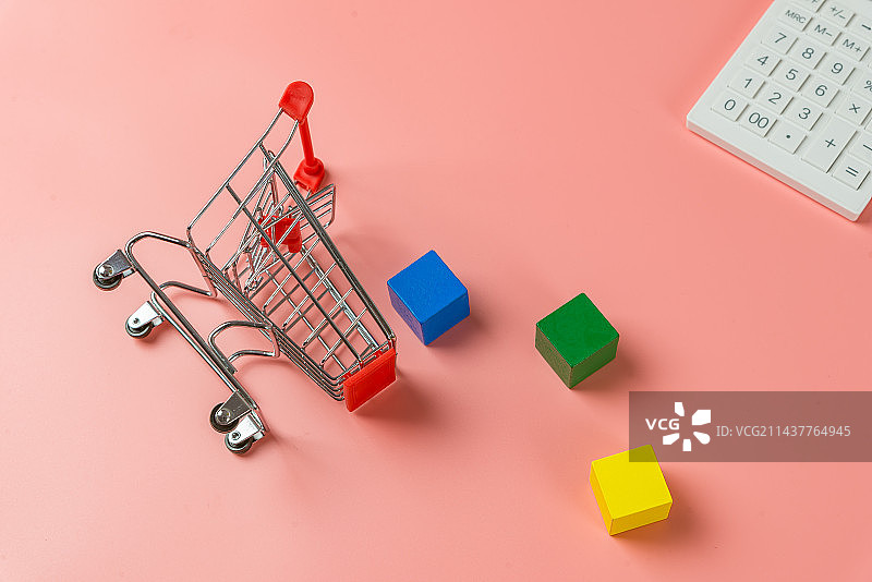 消费概念图片：购物车 计算机 键盘 人偶 计算器 算盘 硬币图片素材