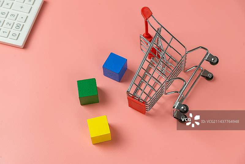 消费概念图片：购物车 计算机 键盘 人偶 计算器 算盘 硬币图片素材