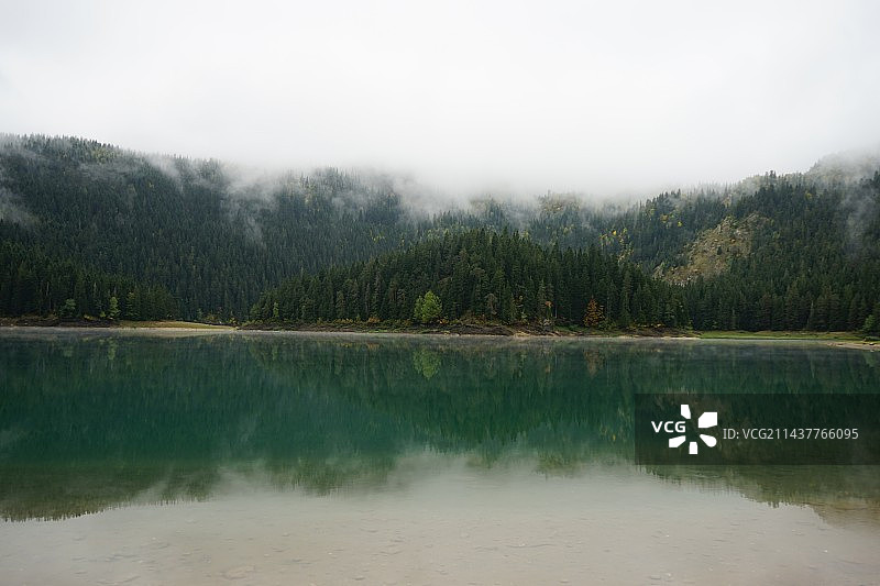 轻雾笼罩的湖面图片素材