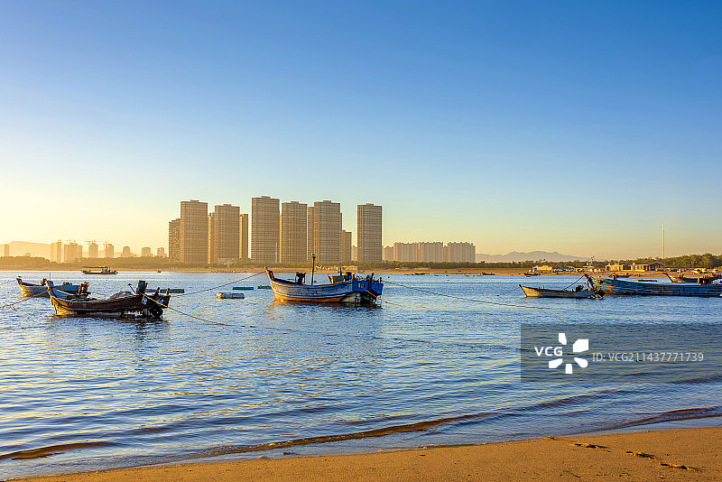 中国辽宁营口鲅鱼圈金沙滩海滨日出风光图片素材