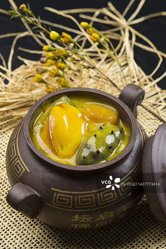 紫砂罐装的浓汤海底佛跳墙图片素材