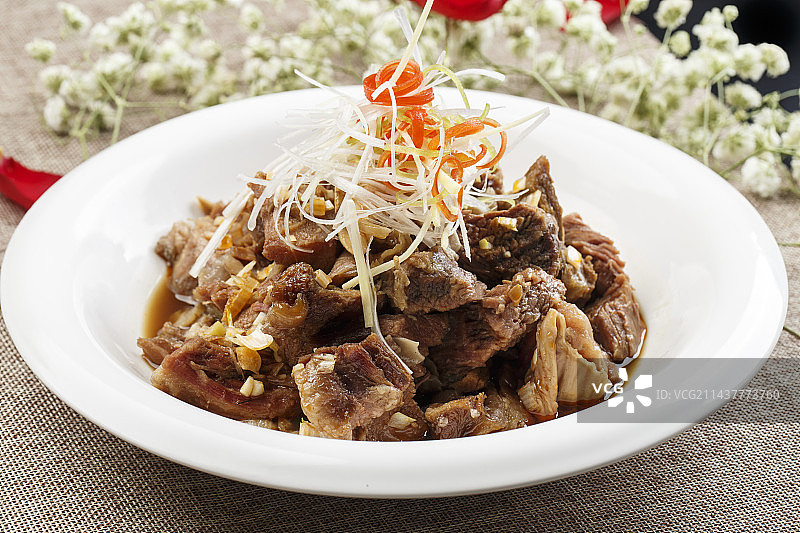 白色瓷盘装的红焖羊排图片素材