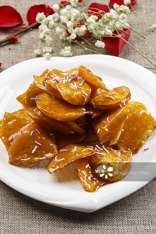 白色瓷盘转的拔丝红薯图片素材