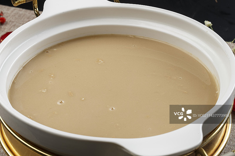 白色瓷盆装的豆面糊糊图片素材