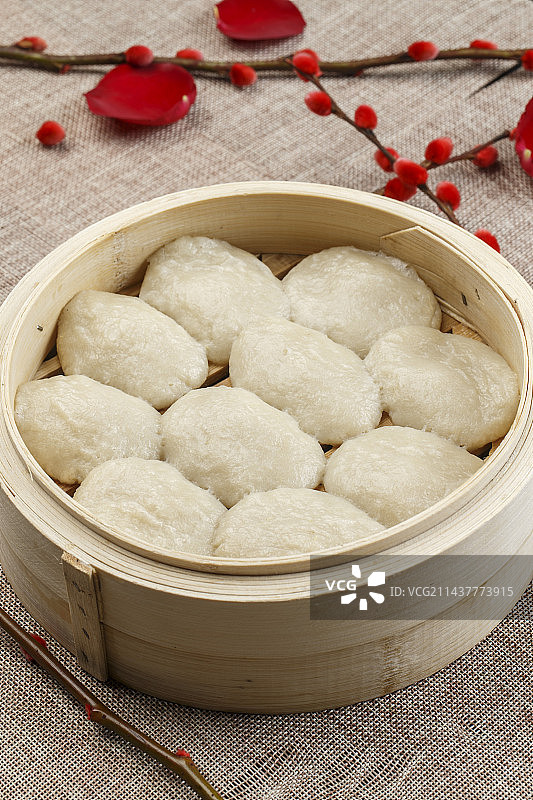 朱笼屉装的东北粘豆包图片素材