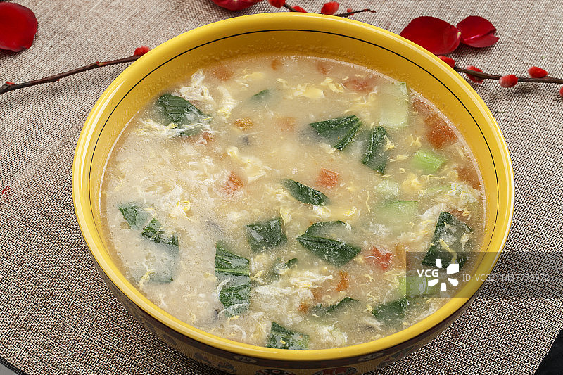 黄色瓷盆装的大众美食疙瘩汤图片素材