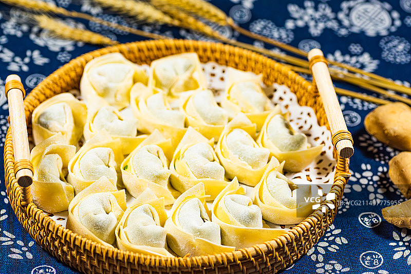 家常美味手工大馄饨中国传统家庭美食图片素材
