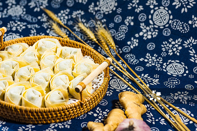 家常美味手工大馄饨中国传统家庭美食图片素材