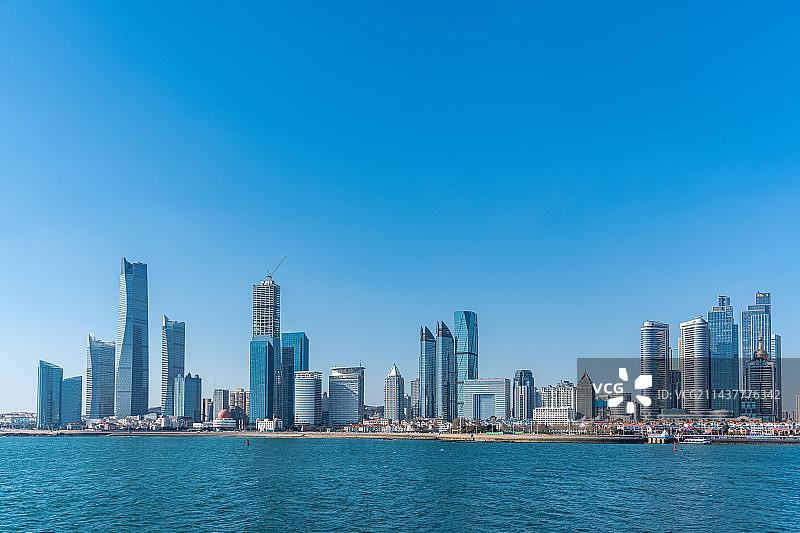 情人坝处观青岛城市天际线图片素材