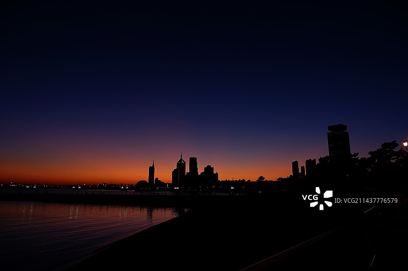 青岛栈桥夜幕降临图片素材