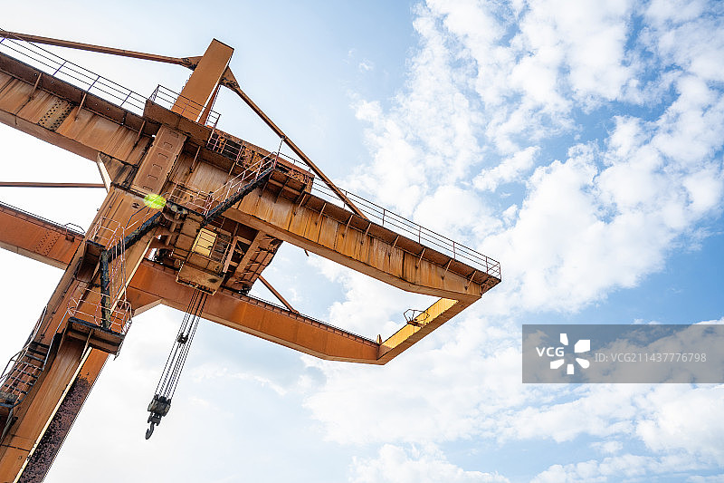 仰拍天空中的龙门式起重机图片素材