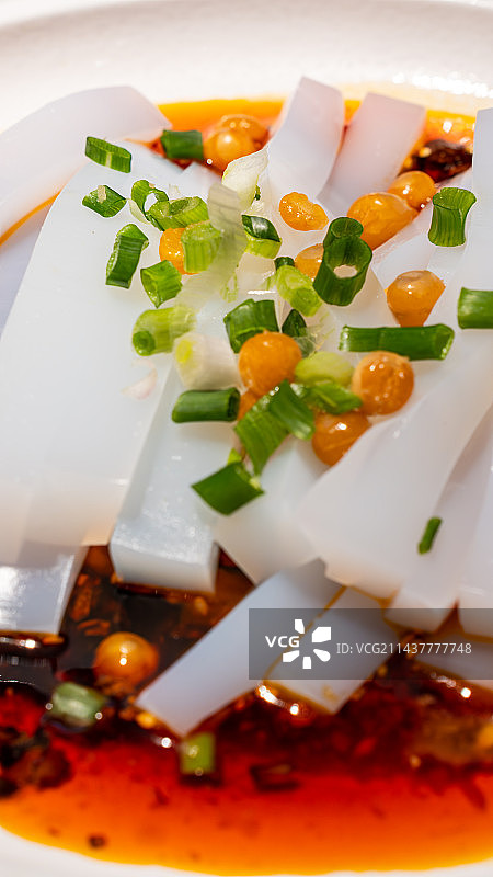 白色盘子里的夏季凉菜凉拌凉粉的高角度视图图片素材