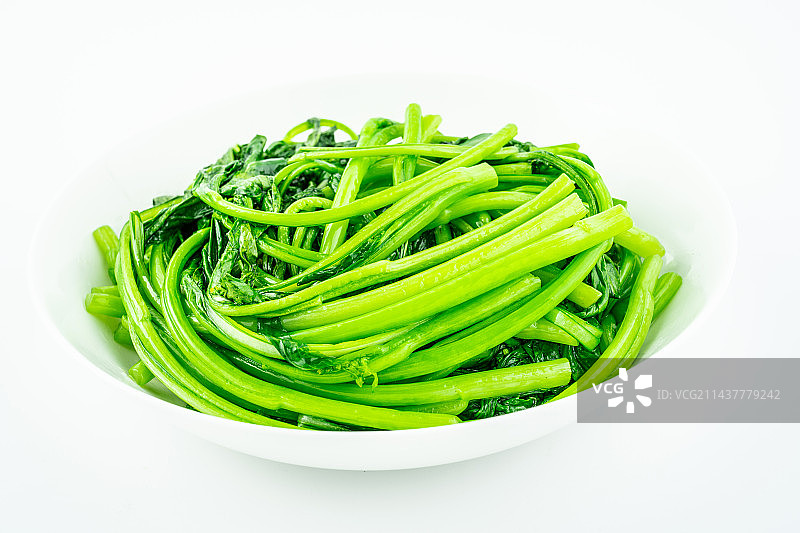 白背景上一碟炒小白菜苗图片素材
