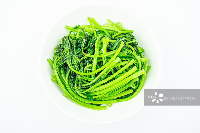 白背景上一碟炒小白菜苗图片素材
