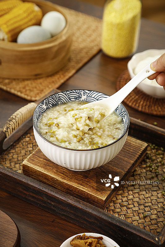 深底上的绿豆粥图片素材