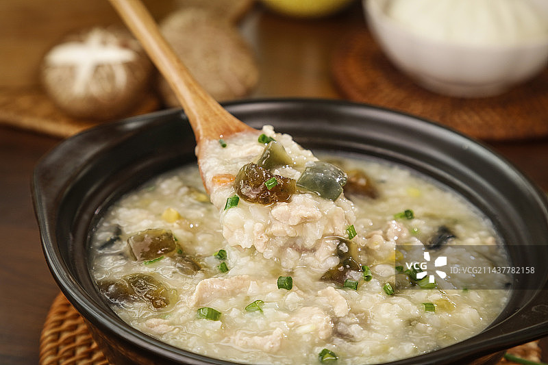 深底上的皮蛋瘦肉粥图片素材