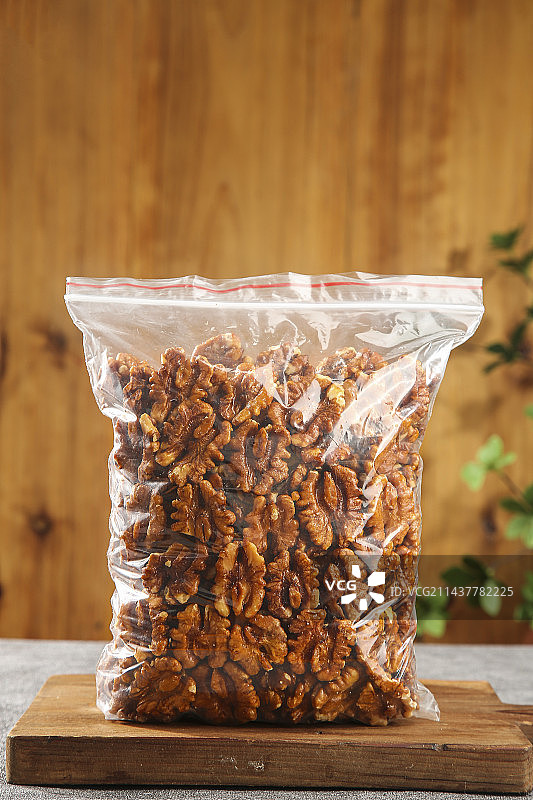 深底上的琥珀核桃图片素材