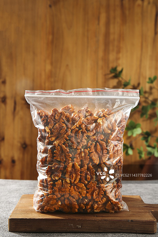 深底上的琥珀核桃图片素材