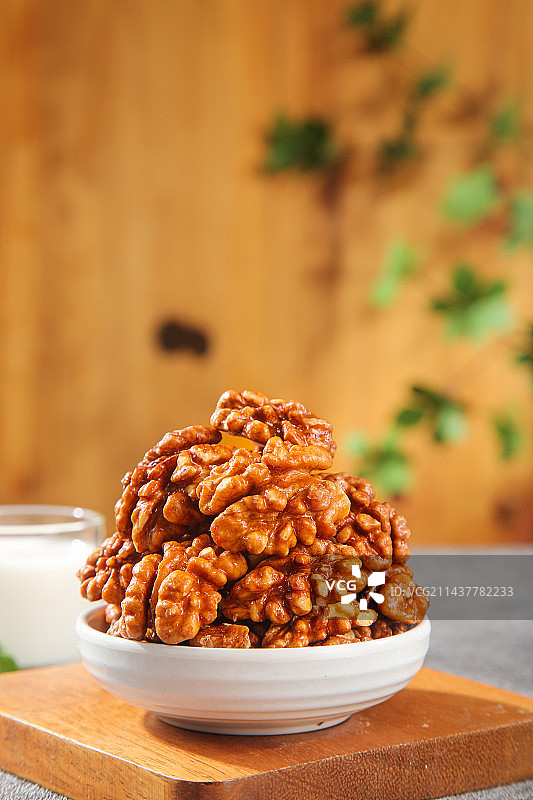 深底上的琥珀核桃图片素材