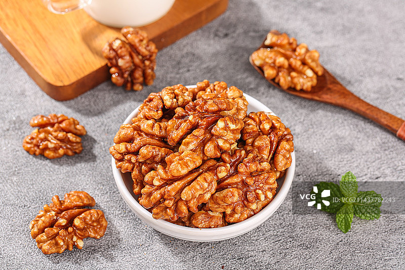 深底上的琥珀核桃图片素材