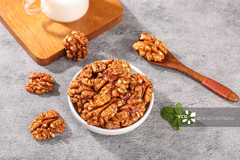 深底上的琥珀核桃图片素材