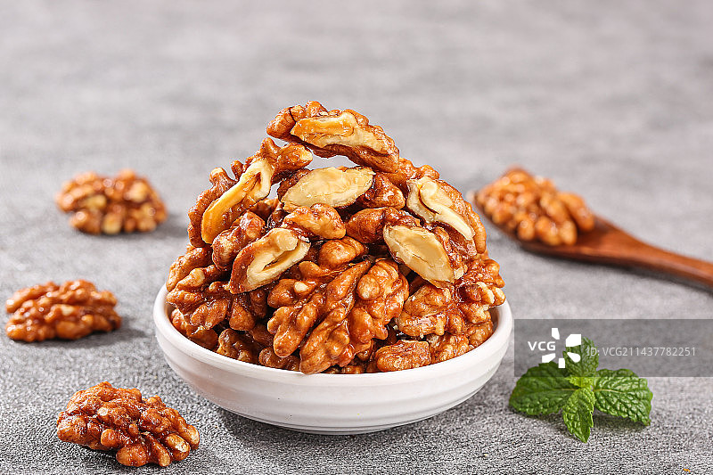 深底上的琥珀核桃图片素材