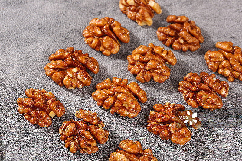 深底上的琥珀核桃图片素材