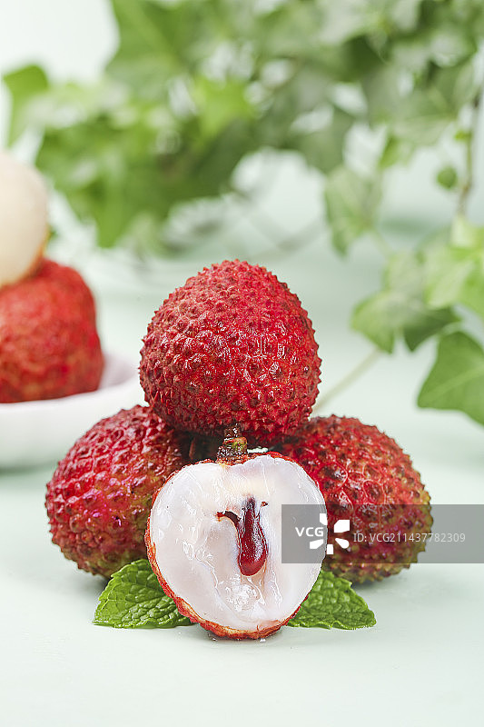 浅底上的桂味荔枝图片素材