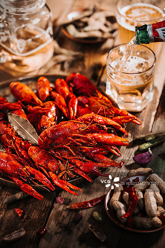 夏天街头的啤酒小龙虾图片素材