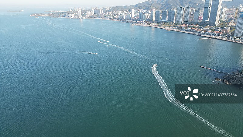 航拍视角下的海岸线图片素材