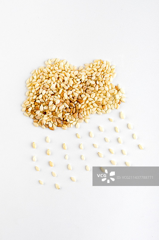 白色背景白芝麻粒创意云朵图片素材