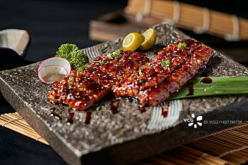 石盘装的日式烤鳗鱼图片素材