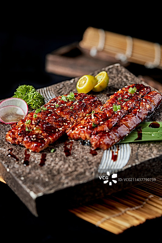 石盘装的日式烤鳗鱼图片素材