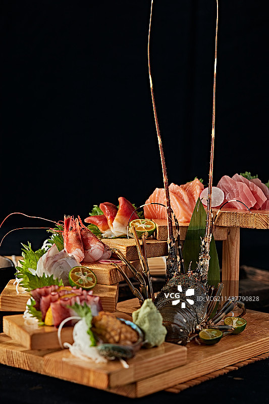 摆放精美的日本料理刺身拼盘图片素材