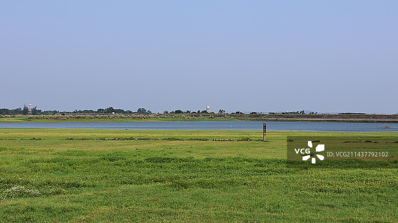田径水边绿地图片素材