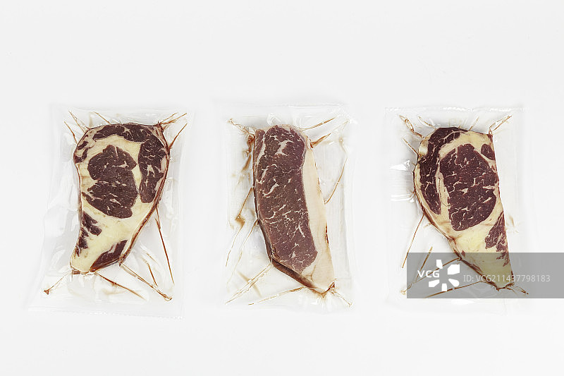 白色背景上真空包装的牛眼肉，西冷牛排图片素材