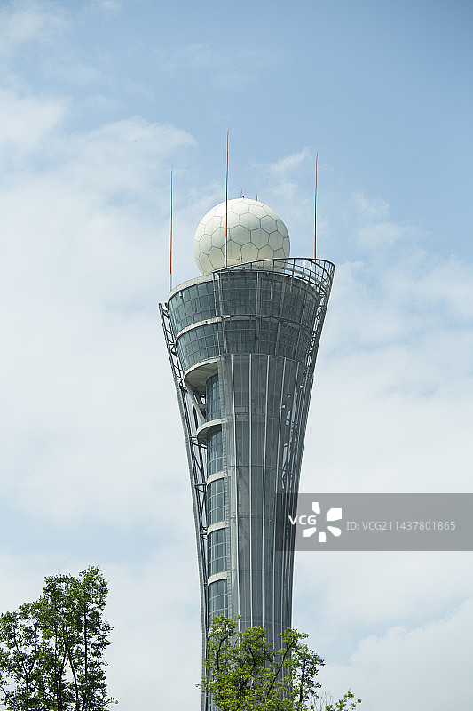 多云天空下的低角度视图图片素材