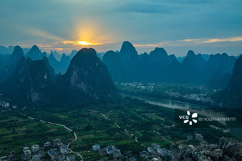 漓江之：落日窥漓水，余晖抹青黛图片素材