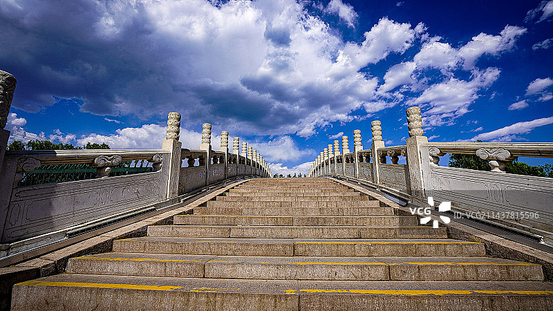 颐和园南如意门外蓝天白云下的石桥图片素材