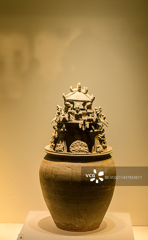 中国江苏南京博物院文物西晋青瓷鸟兽人物堆塑罐图片素材