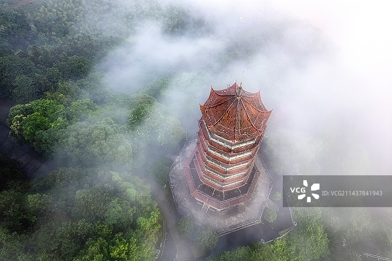 福建建瓯，雾锁善见塔图片素材