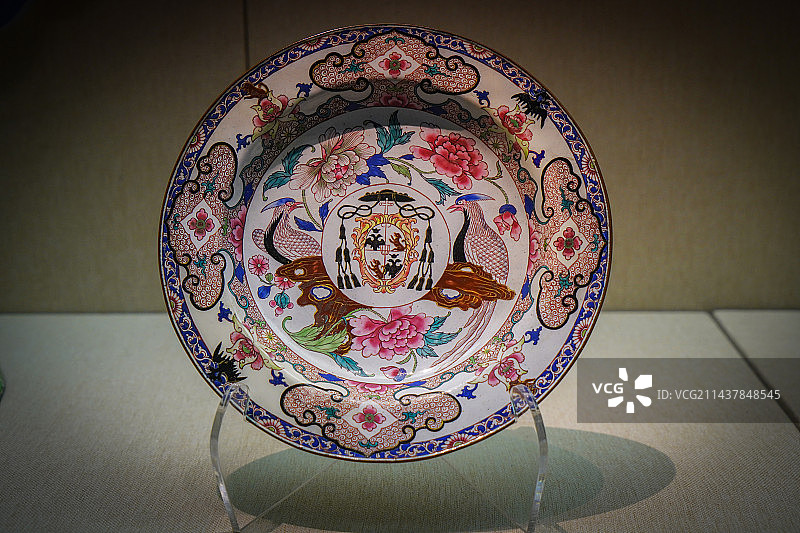 清代广东金属胎画珐琅彩开光绶带牡丹图纹章盘图片素材