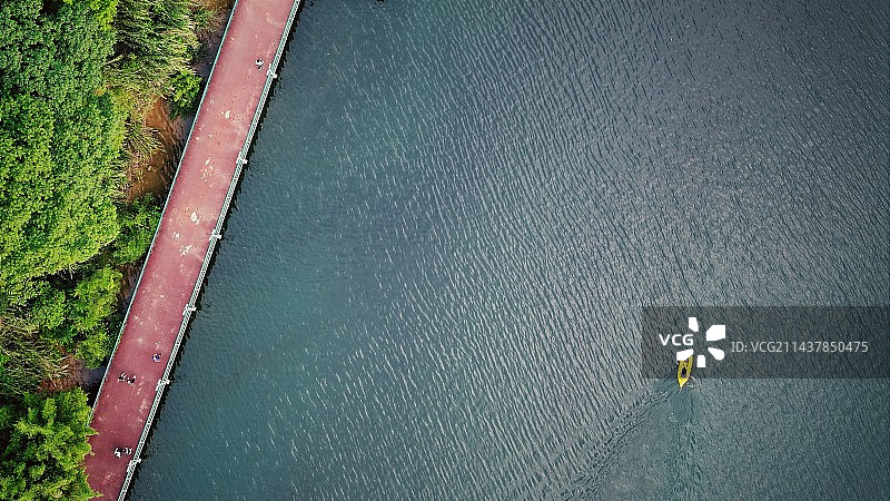 江面上的皮筏艇图片素材