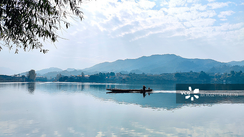 沅江上泛舟的渔夫 山水风景摄影图片素材