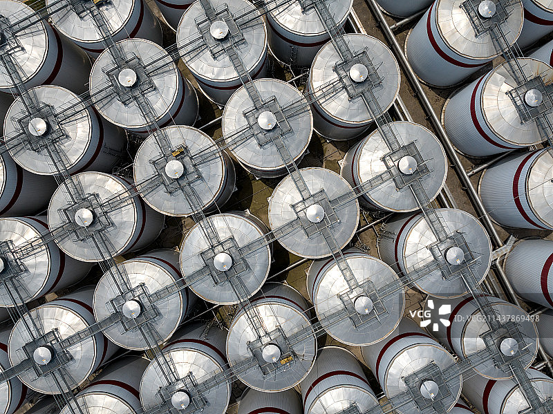 河南新乡卫辉啤酒企业储存罐图片素材