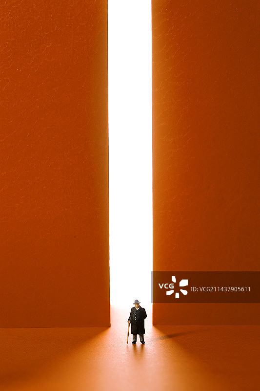 门口的中年男人图片素材