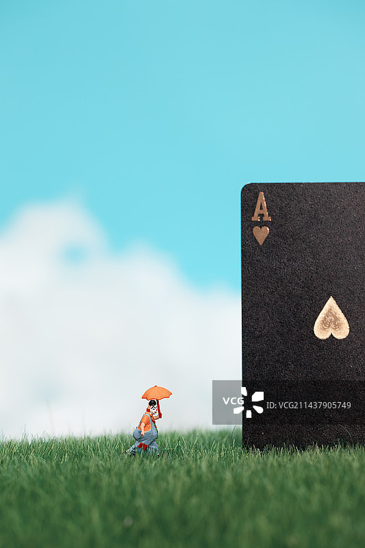 草地上的小丑图片素材