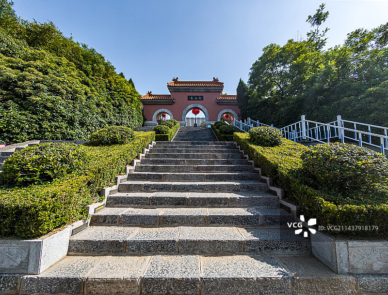 蓝天绿树背景映衬中晴朗天气下的江苏徐州户部山戏马台风景区建筑牌景观标识图片素材